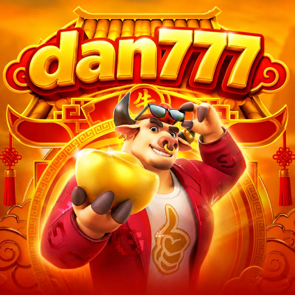 Karakter banteng Fortune Ox memegang sebongkah emas dengan latar belakang gerbang oriental berlogo dan777